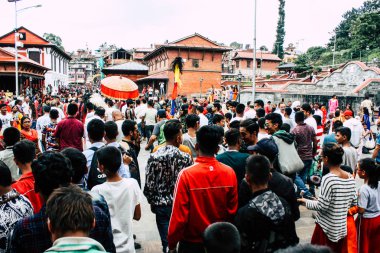 Katmandu Nepal 27 Ağustos 2018 Pashupatinath Tapınağı'nda dini bir tören sabah katılan bilinmeyenli Hindu kişi görünümünü