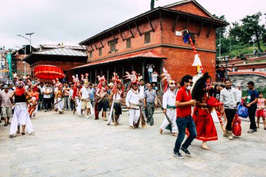 Katmandu Nepal 27 Ağustos 2018 Pashupatinath Tapınağı'nda dini bir tören sabah katılan bilinmeyenli Hindu kişi görünümünü