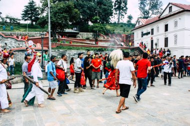 Katmandu Nepal 27 Ağustos 2018 Pashupatinath Tapınağı'nda dini bir tören sabah katılan bilinmeyenli Hindu kişi görünümünü