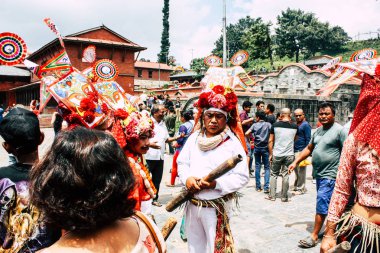 Katmandu Nepal 27 Ağustos 2018 Pashupatinath Tapınağı'nda dini bir tören sabah katılan bilinmeyenli Hindu kişi görünümünü