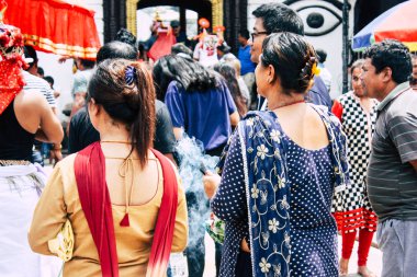 Katmandu Nepal 27 Ağustos 2018 Pashupatinath Tapınağı'nda dini bir tören sabah katılan bilinmeyenli Hindu kişi görünümünü