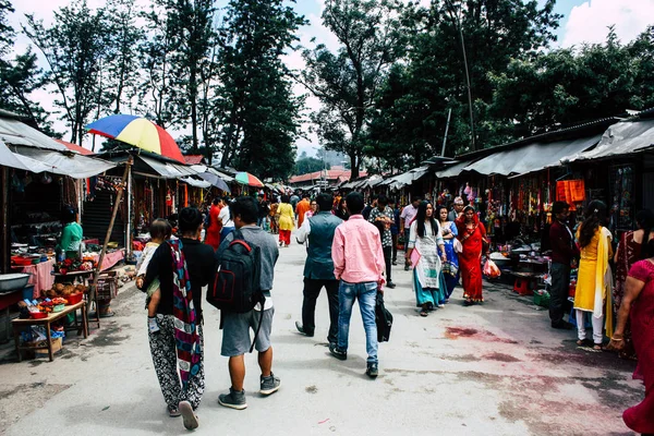 Kathmandu Nepal Sierpień 2018 Widok Ludzi Niewiadomych Chodzenie Wpisu Pashupatinath — Zdjęcie stockowe