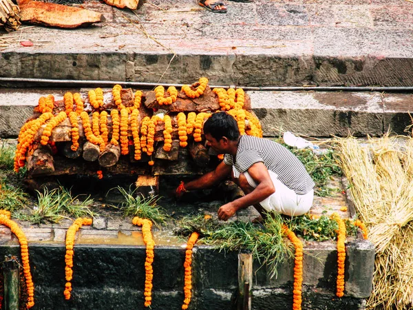 Kathmandu Nepal August 2018 View Unknowns Hindu People Preparing Cremation — Stock Photo, Image