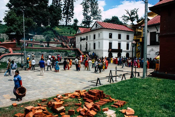 Kathmandu Nepál Augusztus 2018 Ismeretlen Hindu Emberek Látogatás Pashupatinath Templomban — Stock Fotó