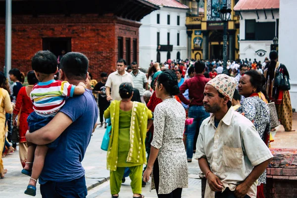 Kathmandu Nepal Sierpień 2018 Widok Niewiadomych Hinduskich Osób Odwiedzających Pashupatinath — Zdjęcie stockowe