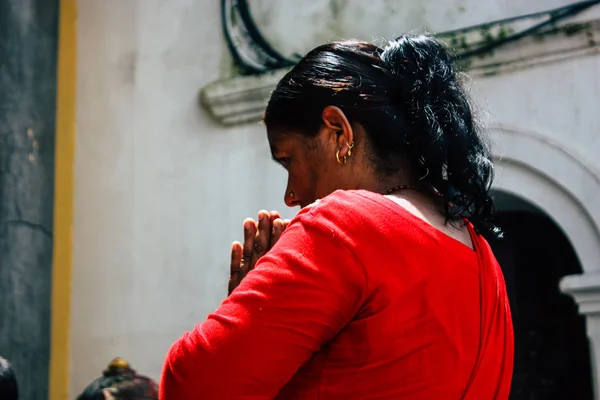 Kathmandu Nepal Agosto 2018 Vista Pessoas Desconhecidas Hindus Visitando Templo — Fotografia de Stock