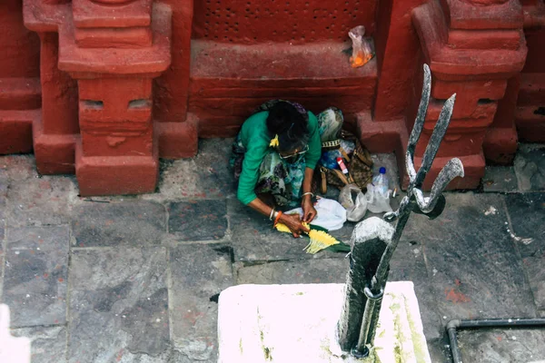 Kathmandu Nepal August 2018 Utsikt Ukjente Hinduer Som Besøker Pashupatinathempelet – stockfoto