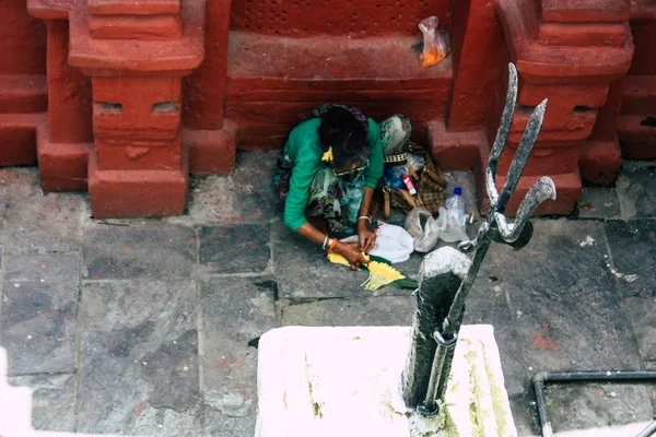 Kathmandu Nepal Agosto 2018 Vista Pessoas Desconhecidas Hindus Visitando Templo — Fotografia de Stock