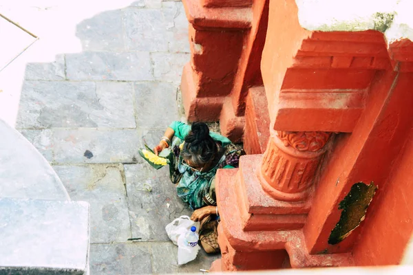 Kathmandu Nepal Agosto 2018 Vista Pessoas Desconhecidas Hindus Visitando Templo — Fotografia de Stock