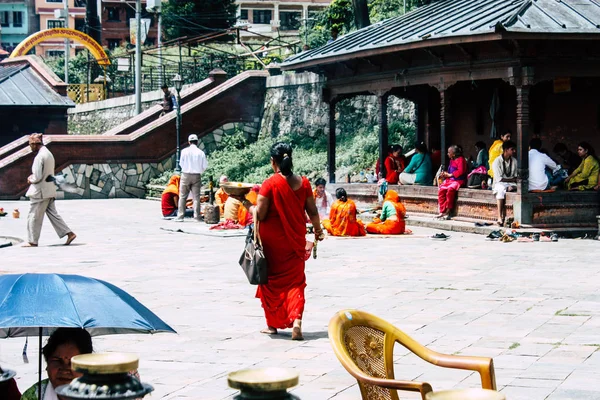 Kathmandu Nepal Agosto 2018 Vista Pessoas Desconhecidas Hindus Visitando Templo — Fotografia de Stock