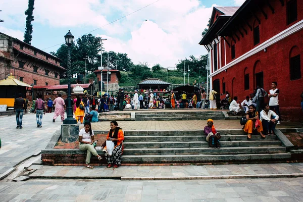 Kathmandu Nepal Agosto 2018 Vista Pessoas Desconhecidas Hindus Visitando Templo — Fotografia de Stock