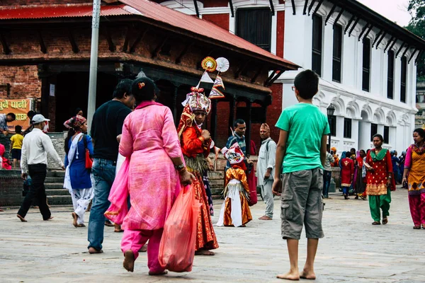 Kathmandu Nepal Agosto 2018 Vista Pessoas Desconhecidas Hindus Visitando Templo — Fotografia de Stock