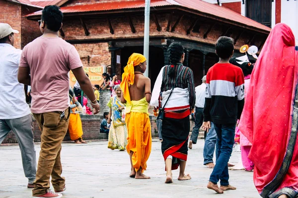 Kathmandu Nepal Agosto 2018 Vista Pessoas Desconhecidas Hindus Visitando Templo — Fotografia de Stock