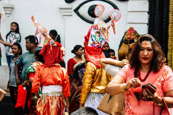 Kathmandu Nepal Agosto 2018 Vista Pessoas Desconhecidas Hindus Visitando Templo — Fotografia de Stock