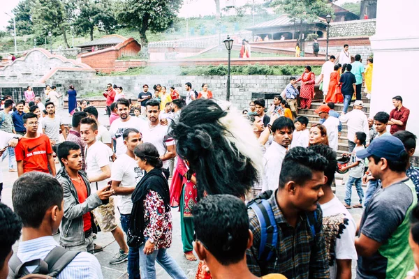Kathmandu Nepal Sierpień 2018 Widok Niewiadomych Hinduskich Osób Uczestniczy Nabożeństwach — Zdjęcie stockowe