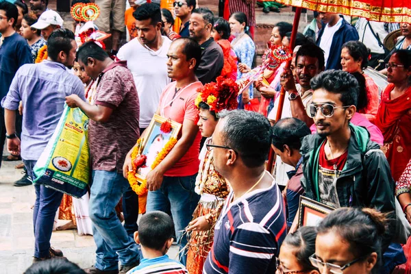2018 日ネパール カトマンズ観未知数ヒンドゥー教人朝のパシュパティナート寺院で宗教的な儀式に参加 — ストック写真