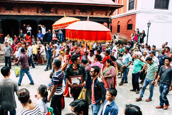 Kathmandu Nepal Sierpień 2018 Widok Niewiadomych Hinduskich Osób Uczestniczy Nabożeństwach — Zdjęcie stockowe