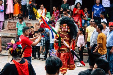 Katmandu Nepal 27 Ağustos 2018 nerede onlar çalıştırmanız gerekir önünde Hindu şeytanlar Pashupatinath Tapınağı'nda sabah dini bir tören katılan genç bilinmeyen kişi görünümünü