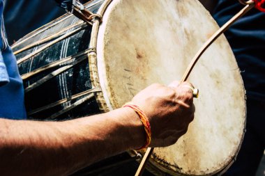  Katmandu Nepal 27 Ağustos 2018 bilinmeyenli Hindu insanlar sabah düzenlenen Pashupatinath Tapınağı dini bir törenle müzik görünümünü