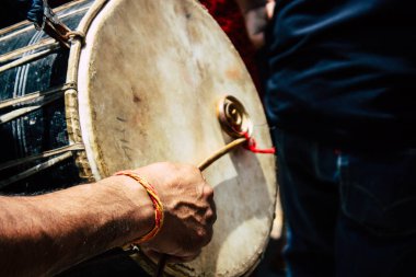  Katmandu Nepal 27 Ağustos 2018 bilinmeyenli Hindu insanlar sabah düzenlenen Pashupatinath Tapınağı dini bir törenle müzik görünümünü