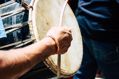  Katmandu Nepal 27 Ağustos 2018 bilinmeyenli Hindu insanlar sabah düzenlenen Pashupatinath Tapınağı dini bir törenle müzik görünümünü