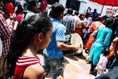  Katmandu Nepal 27 Ağustos 2018 bilinmeyenli Hindu insanlar sabah düzenlenen Pashupatinath Tapınağı dini bir törenle müzik görünümünü