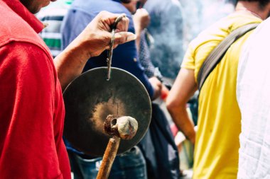 Katmandu Nepal 27 Ağustos 2018 bilinmeyenli Hindu insanlar sabah düzenlenen Pashupatinath Tapınağı dini bir törenle müzik görünümünü