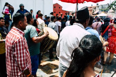  Katmandu Nepal 27 Ağustos 2018 bilinmeyenli Hindu insanlar sabah düzenlenen Pashupatinath Tapınağı dini bir törenle müzik görünümünü