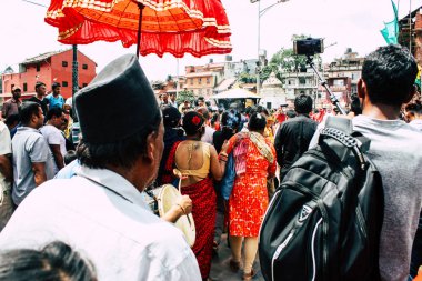  Katmandu Nepal 27 Ağustos 2018 bilinmeyenli Hindu insanlar sabah düzenlenen Pashupatinath Tapınağı dini bir törenle müzik görünümünü