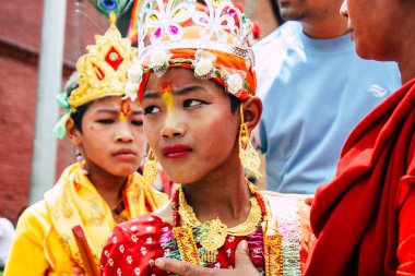 Katmandu Nepal 27 Ağustos 2018 Pashupatinath Tapınağı'nda kutsal bir inek ile dini bir tören sabah katılan bilinmeyenli Hindu kişi görünümünü