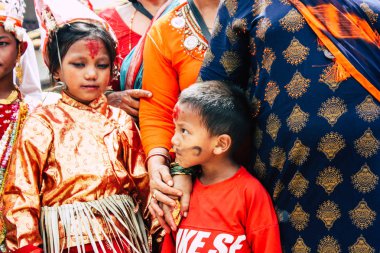 Katmandu Nepal 27 Ağustos 2018 Pashupatinath Tapınağı'nda kutsal bir inek ile dini bir tören sabah katılan bilinmeyenli Hindu kişi görünümünü