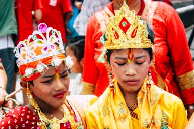 Katmandu Nepal 27 Ağustos 2018 Pashupatinath Tapınağı'nda kutsal bir inek ile dini bir tören sabah katılan bilinmeyenli Hindu kişi görünümünü