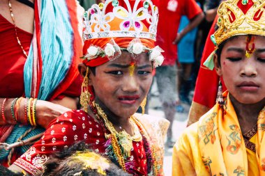 Katmandu Nepal 27 Ağustos 2018 Pashupatinath Tapınağı'nda kutsal bir inek ile dini bir tören sabah katılan bilinmeyenli Hindu kişi görünümünü