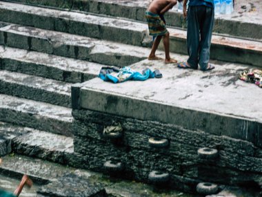 Katmandu Nepal 27 Ağustos 2018 bilinmeyen Nepalce çocuk ölü yakma ön nehre nehir Pashupatinath Tapınağı öğleden sonra banyo görünümünü