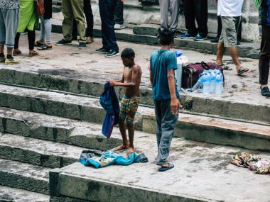 Katmandu Nepal 27 Ağustos 2018 bilinmeyen Nepalce çocuk ölü yakma ön nehre nehir Pashupatinath Tapınağı öğleden sonra banyo görünümünü