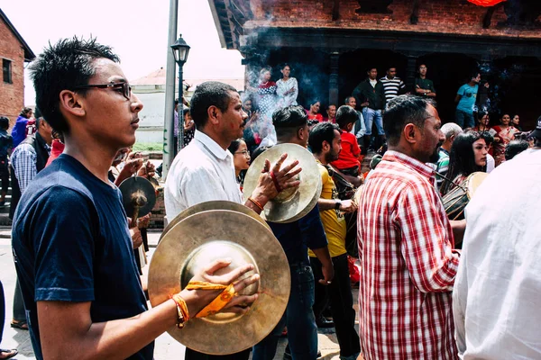 加德满都尼泊尔2018年8月27日在帕斯帕提那寺宗教仪式上播放音乐的未知印度人的观点 — 图库照片