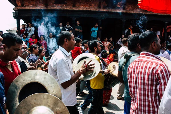加德满都尼泊尔2018年8月27日在帕斯帕提那寺宗教仪式上播放音乐的未知印度人的观点 — 图库照片