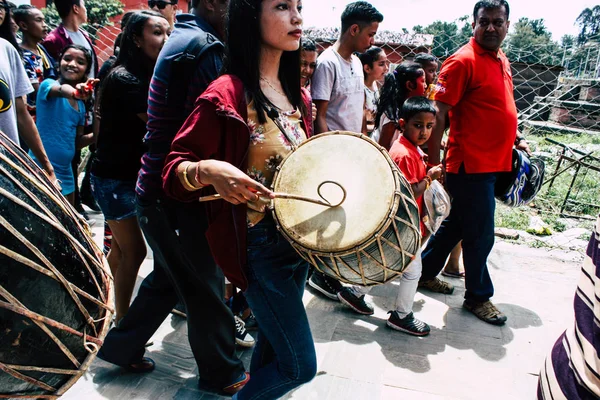 Katmandú Nepal Agosto 2018 Vista Incógnitas Personas Hindúes Tocando Música —  Fotos de Stock