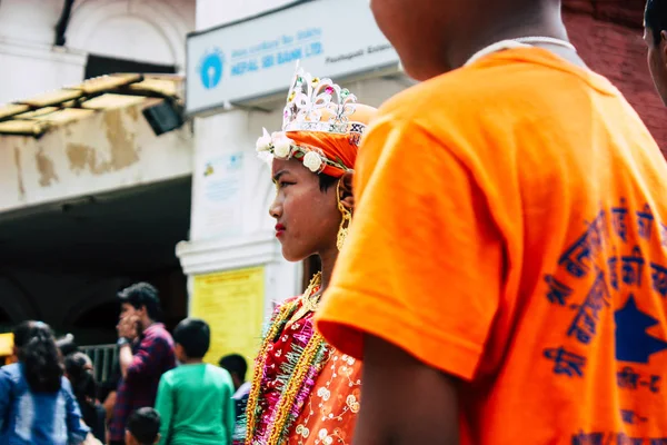 2018 日ネパール カトマンズ観未知数ヒンドゥー教人朝のパシュパティナート寺院で神聖な牛と宗教的な儀式に参加 — ストック写真