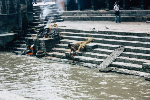 Kathmandu Nepál Srpna 2018 Pohled Neznámé Nepali Kid Koupeli Řece — Stock fotografie