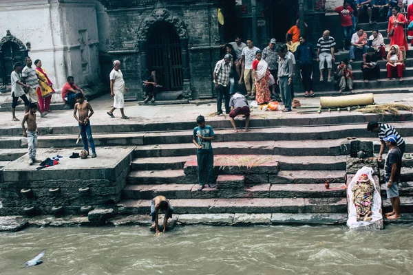 Kathmandu Nepal Sierpień 2018 Widok Nieznany Nepalski Dziecko Przy Kąpieli — Zdjęcie stockowe