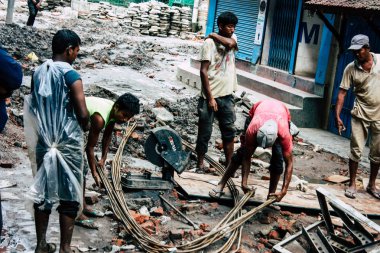 Katmandu Nepal 24 Ağustos 2018 bilinmeyenli Nepalce işçi sabah Katmandu Durbar sokakta yeni bir ev inşa görünümünü