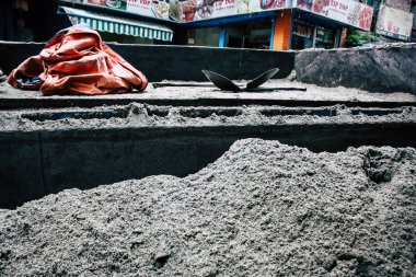 Katmandu Nepal 24 Ağustos 2018 bilinmeyenli Nepalce işçi sabah Katmandu Durbar sokakta yeni bir ev inşa görünümünü