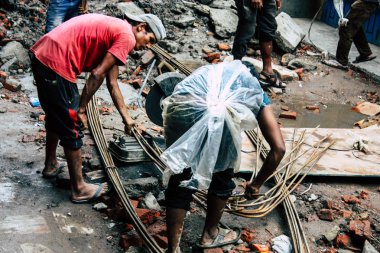 Katmandu Nepal 24 Ağustos 2018 bilinmeyenli Nepalce işçi sabah Katmandu Durbar sokakta yeni bir ev inşa görünümünü