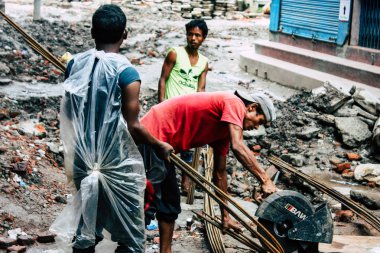 Katmandu Nepal 24 Ağustos 2018 bilinmeyenli Nepalce işçi sabah Katmandu Durbar sokakta yeni bir ev inşa görünümünü