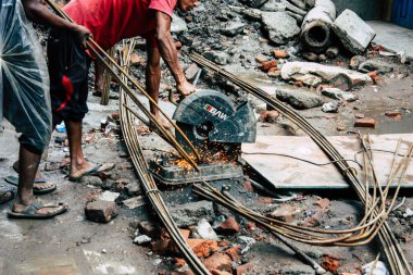Katmandu Nepal 24 Ağustos 2018 bilinmeyenli Nepalce işçi sabah Katmandu Durbar sokakta yeni bir ev inşa görünümünü