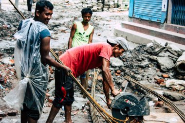 Katmandu Nepal 24 Ağustos 2018 bilinmeyenli Nepalce işçi sabah Katmandu Durbar sokakta yeni bir ev inşa görünümünü