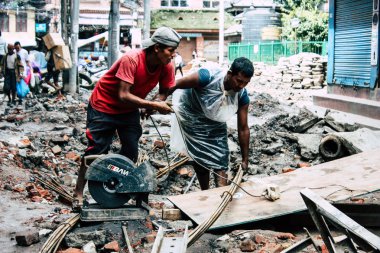 Katmandu Nepal 24 Ağustos 2018 bilinmeyenli Nepalce işçi sabah Katmandu Durbar sokakta yeni bir ev inşa görünümünü