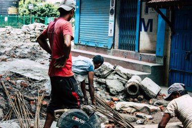 Katmandu Nepal 24 Ağustos 2018 bilinmeyenli Nepalce işçi sabah Katmandu Durbar sokakta yeni bir ev inşa görünümünü