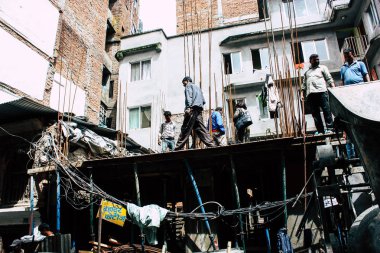 Katmandu Nepal 24 Ağustos 2018 bilinmeyenli Nepalce işçi sabah Katmandu Durbar sokakta yeni bir ev inşa görünümünü